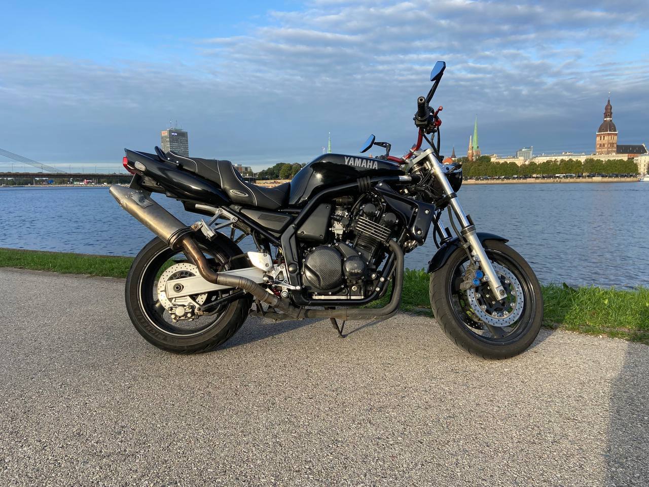 Yamaha FZS600 Fazer pie Daugavas Rīgā